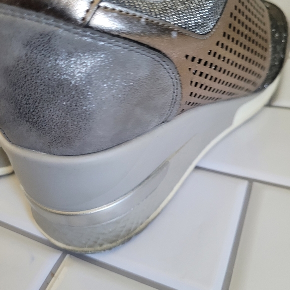 CESTFINI Womens Gray Metallic Wedge Heel Fashion Sneaker 2 in Heel - Picture 10 of 10